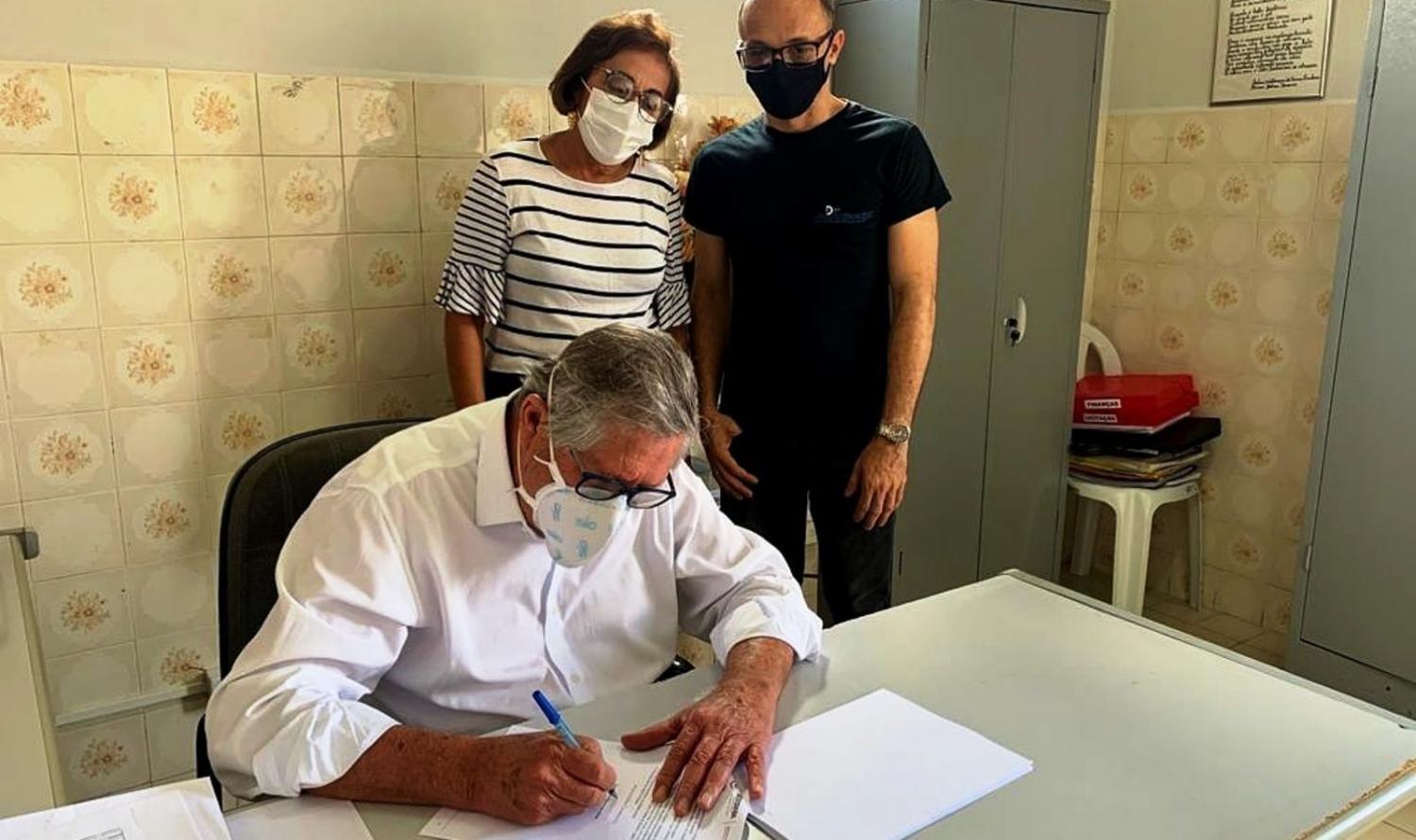 Prefeito de Sertânia sanciona projeto de lei que revisa Plano de Cargos, Carreiras e Remuneração do Magistério