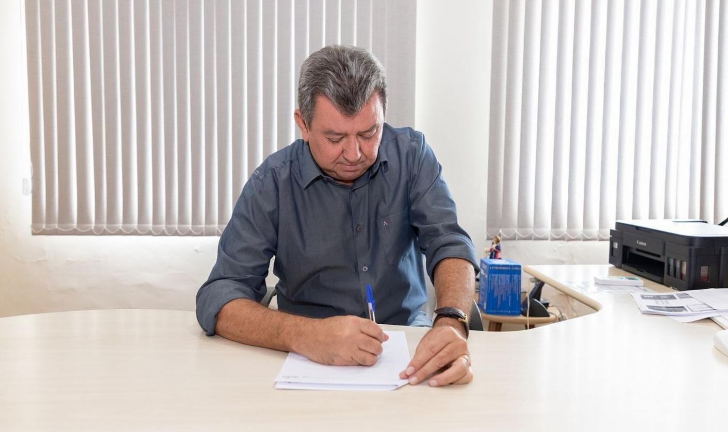 Prefeito de Verdejante assina adesão do Programa Um Milhão de Oportunidade Para Adolescentes e Jovens.