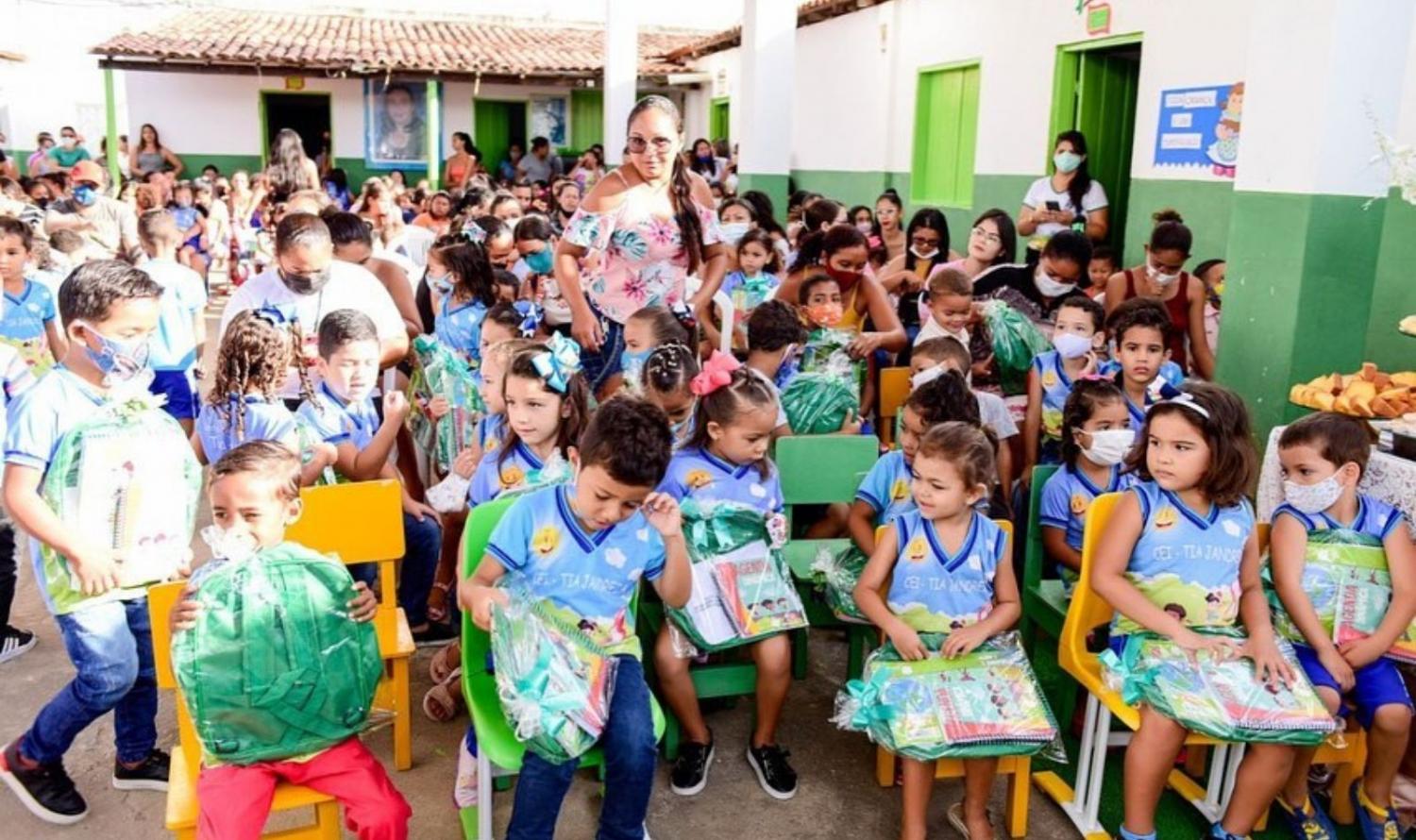 Prefeitura de Trindade realiza entrega kits escolares para alunos da Educação Infantil