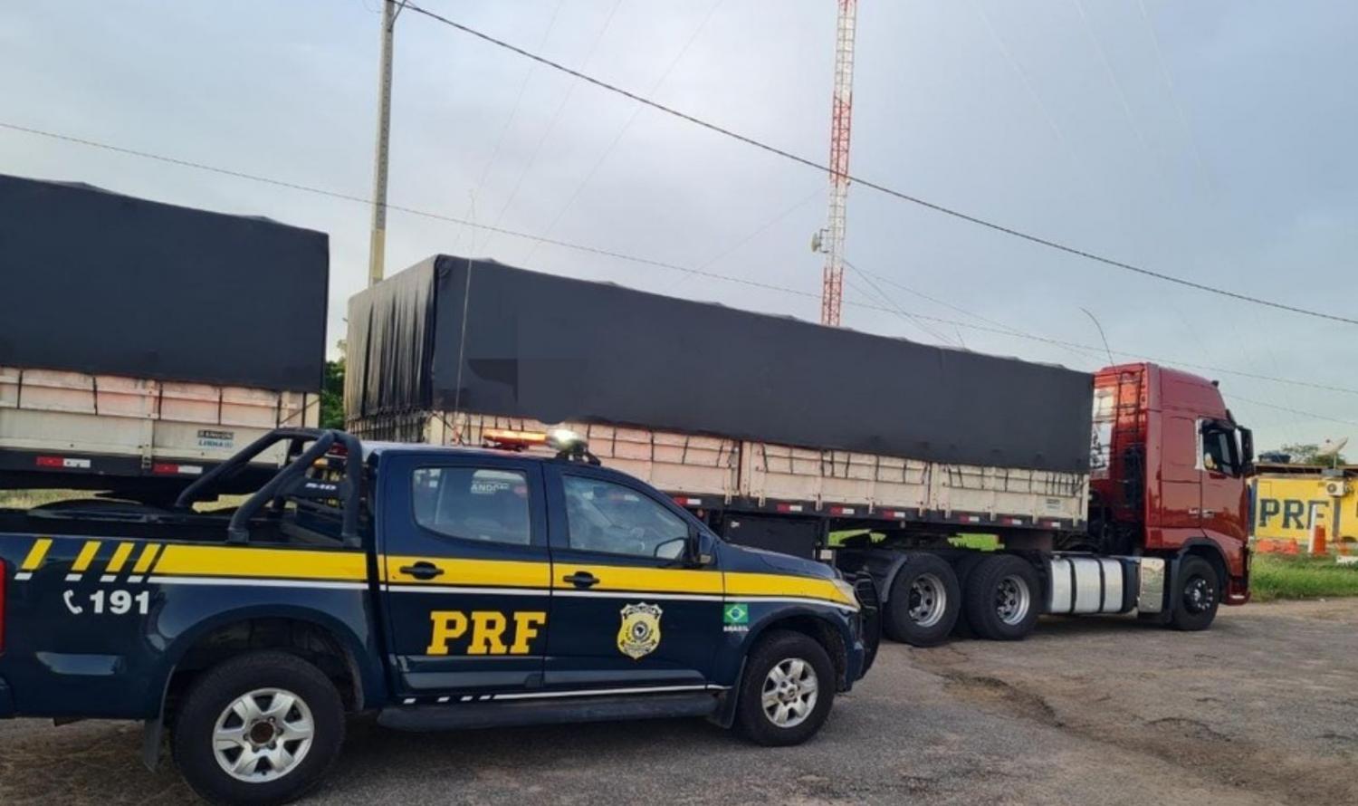 PRF apreende carga de 48t de açúcar sem nota fiscal na BR-116 em Salgueiro, PE