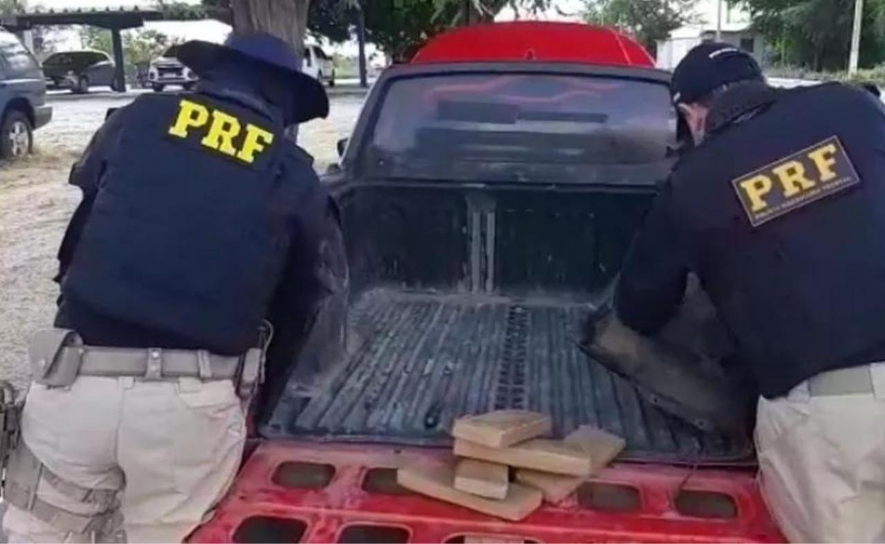 PRF apreende caminhonete com mais de 40 quilos de maconha em Sertânia, PE