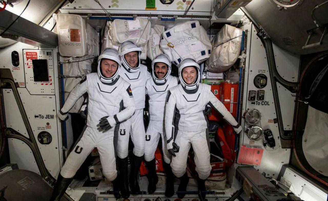Cápsula da SpaceX retorna com 4 astronautas após missão de seis meses