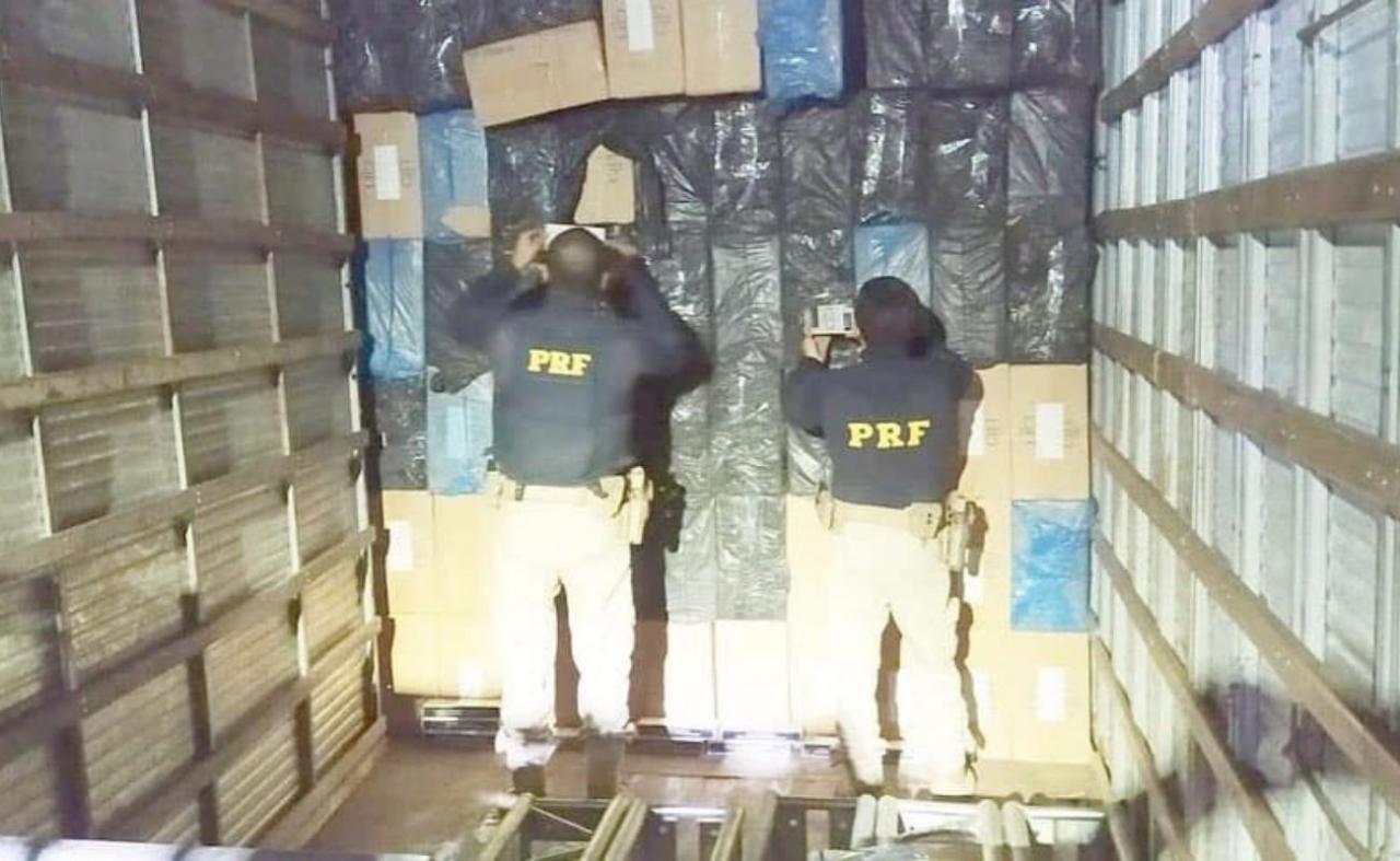 Carga de 120 mil maços de cigarro paraguaio é apreendida em São Caetano, PE