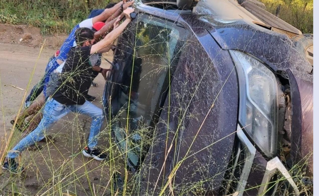 Carro com deputado Carlos Veras e comitiva capota em Exu, PE