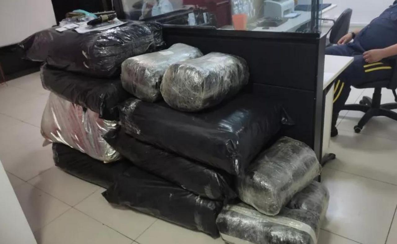 Casal é preso com 150 kg de maconha na BR-232, em Tacaimbó, PE