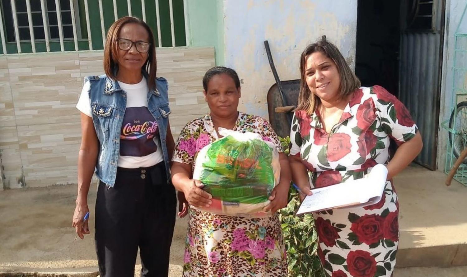 Famílias de Santa Maria da Boa Vista são beneficiadas com kits de cestas básicas