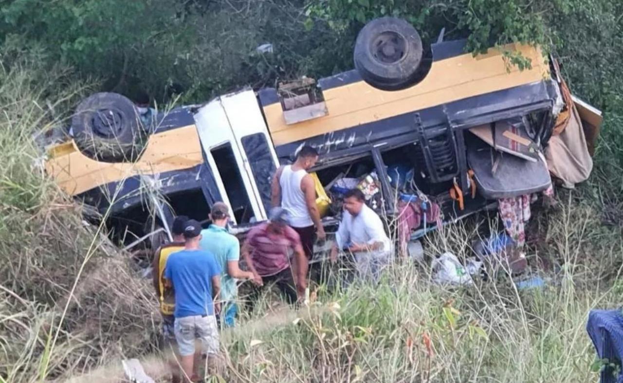 Micro-ônibus capota na PE-102 e deixa crianças e grávida feridas, em Casinhas, PE
