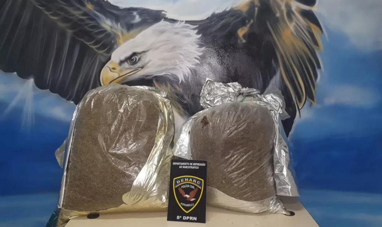 Suspeito de tráfico é preso com 50 kg de maconha na BR-232, em Custódia, PE