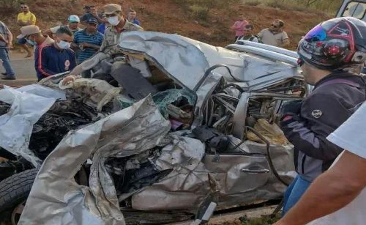 Três pessoas morrem após batida entre caminhonete e carreta na BR 407, em Petrolina, PE