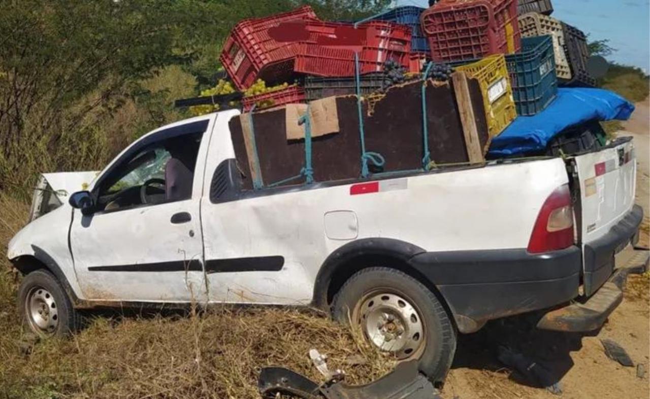 Acidente envolvendo caminhonete e motocicleta deixa duas pessoas mortas na BR-407 em Petrolina, PE