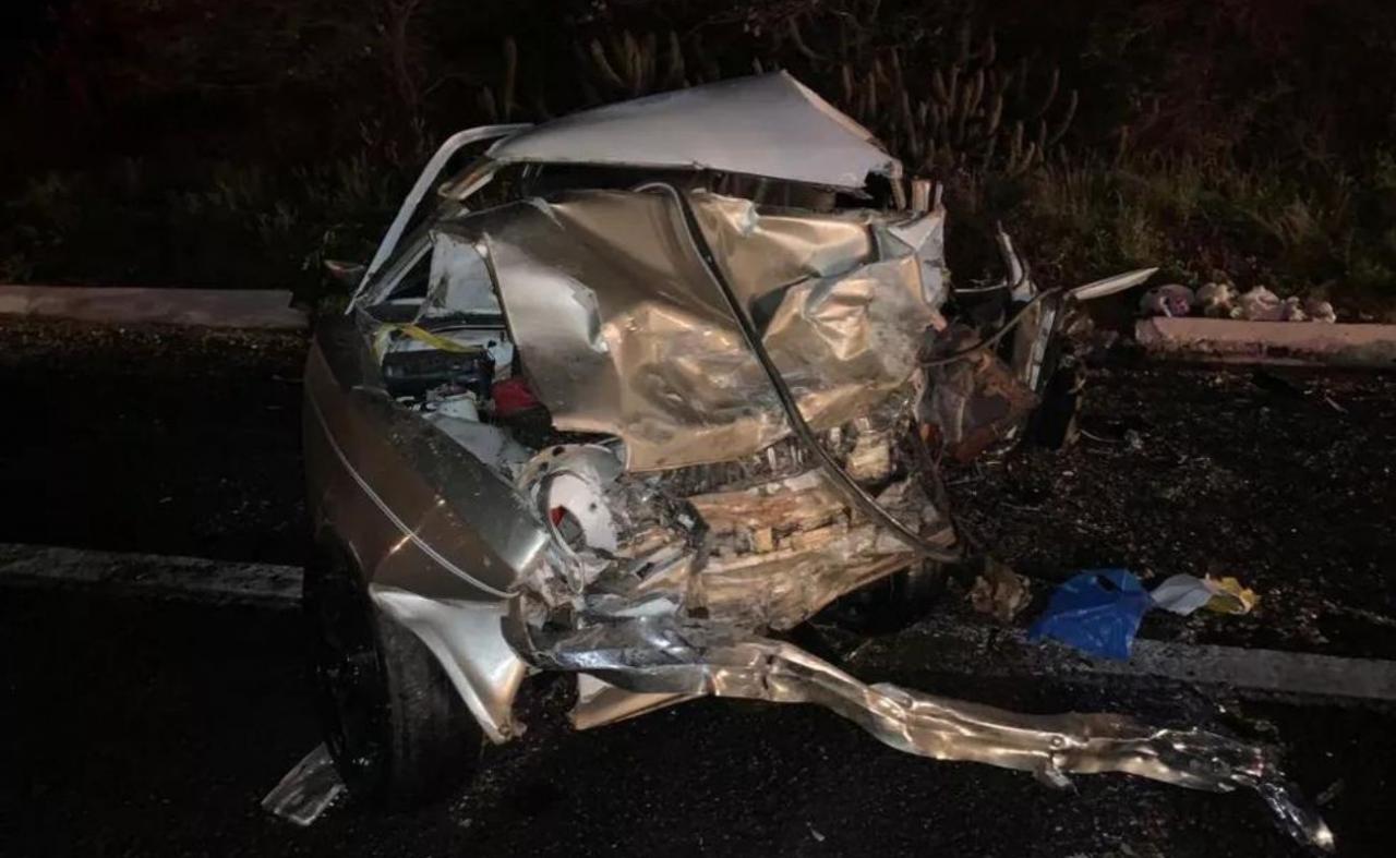 Colisão entre dois carros deixa duas pessoas mortas e outra ferida na BR- 232, em Sertânia, PE