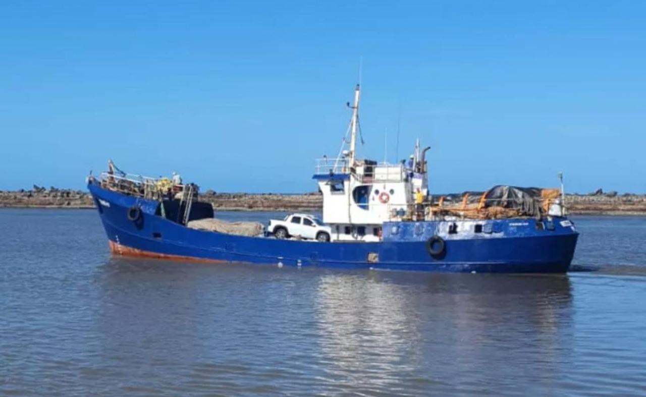 Embarcação de carga que saiu do Recife naufraga a caminho de Fernando de Noronha