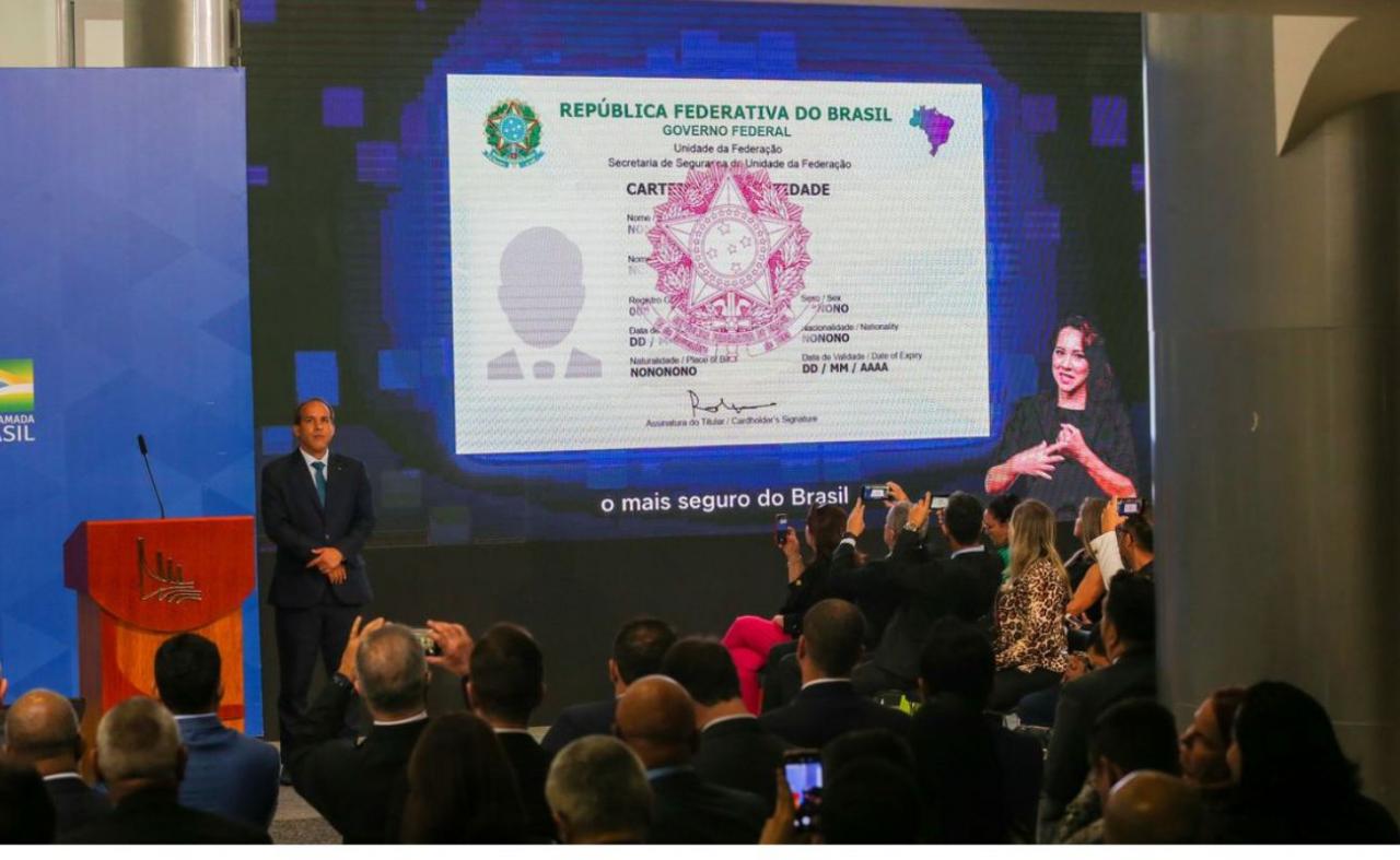 Governo federal entrega primeiras carteiras de identidade nacional