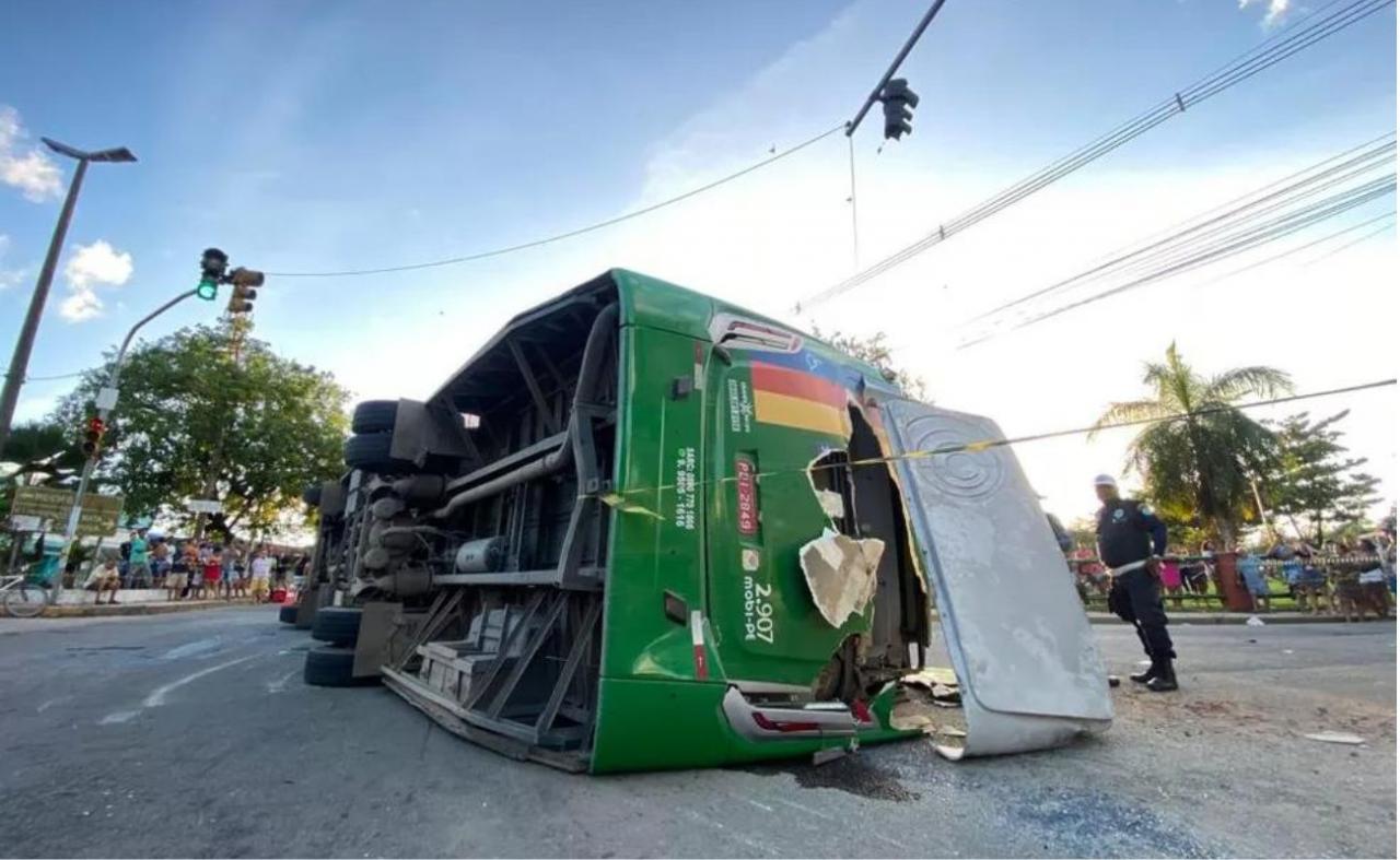 Ônibus tomba e acidente deixa uma mulher morta e mais de 30 feridos em Camaragibe, PE