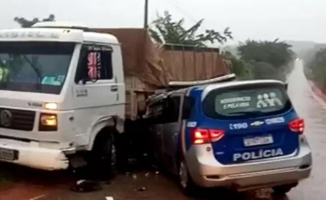 Viatura da PM colide em caminhão na PE-120, em Catende, PE