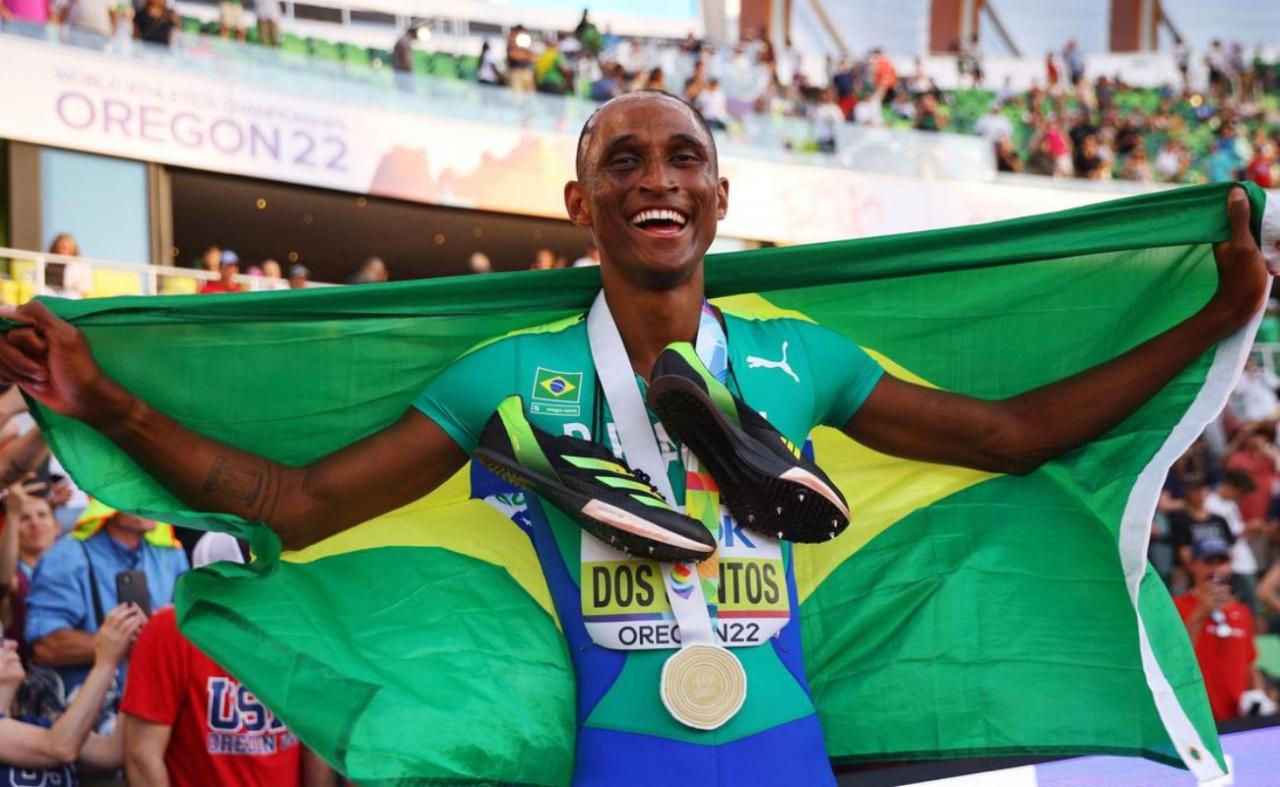 Alison dos Santos é campeão mundial nos 400 metros com barreiras