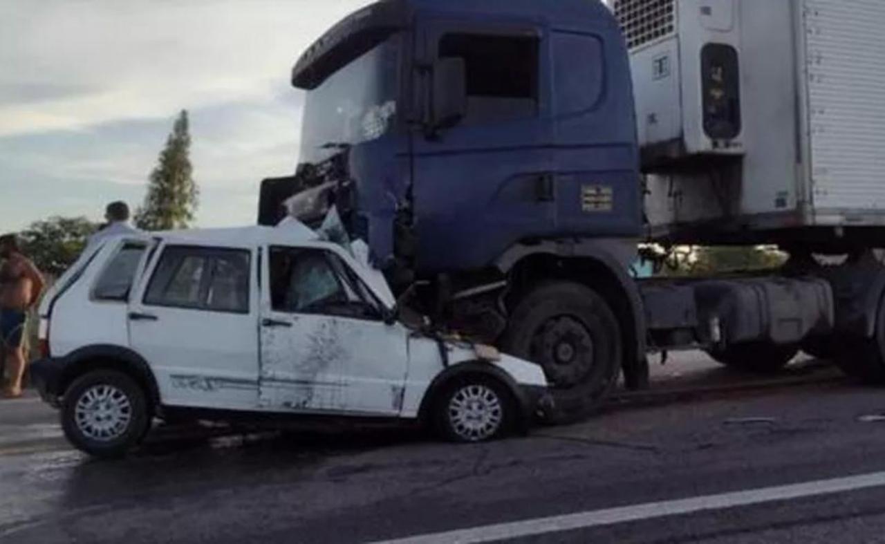 Colisão entre carro e caminhão deixa duas pessoas mortas na BR-232, em Sertânia, PE