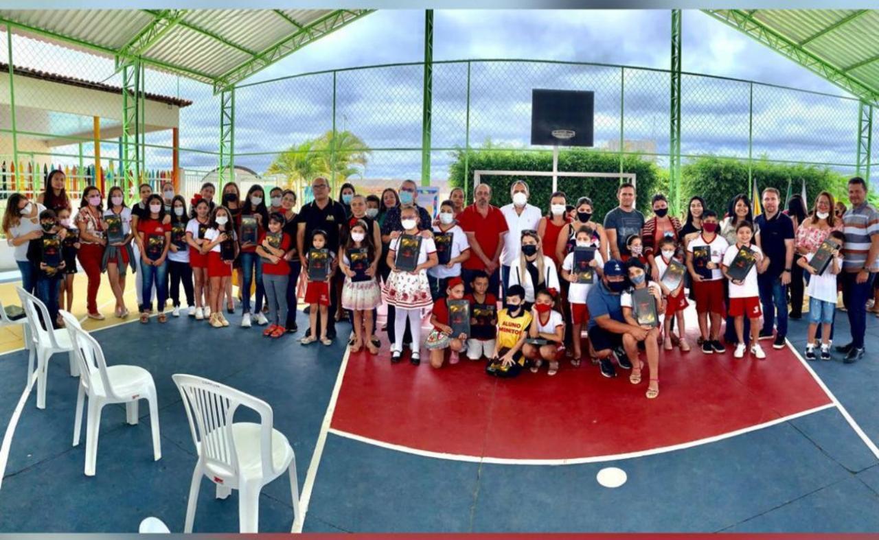 Educação de Carnaiba inicia entrega de tablets aos destaques do projeto Conectando 