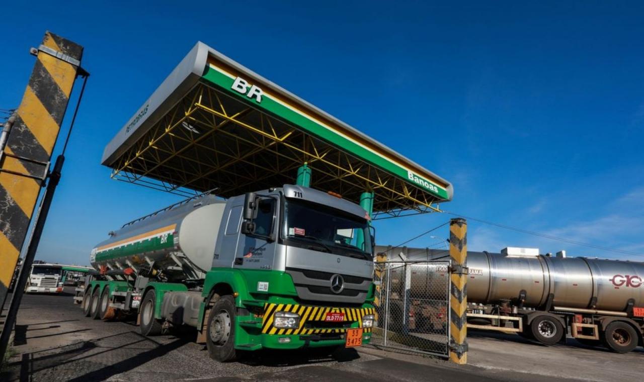 Petrobras reduz preço de venda da gasolina para distribuidoras