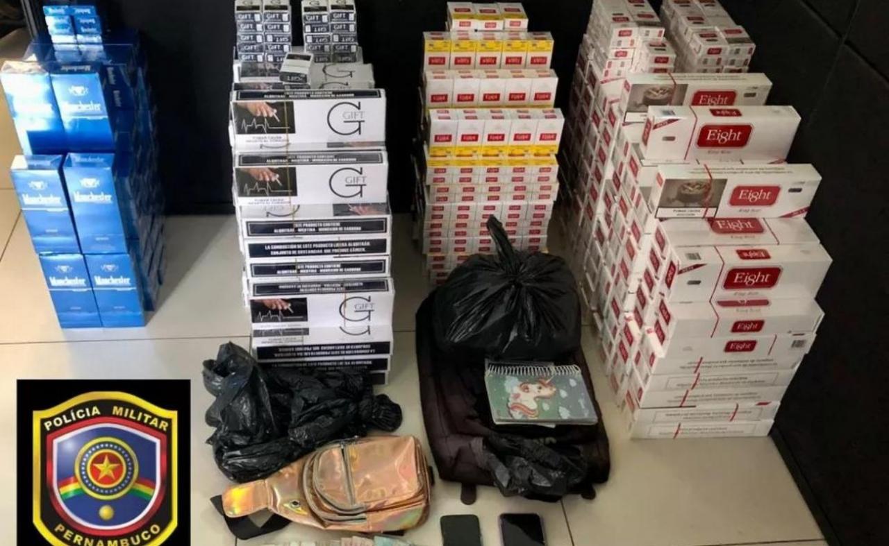 PM apreende carga com 4,7 mil carteiras de cigarro contrabandeadas, em Caruaru, PE