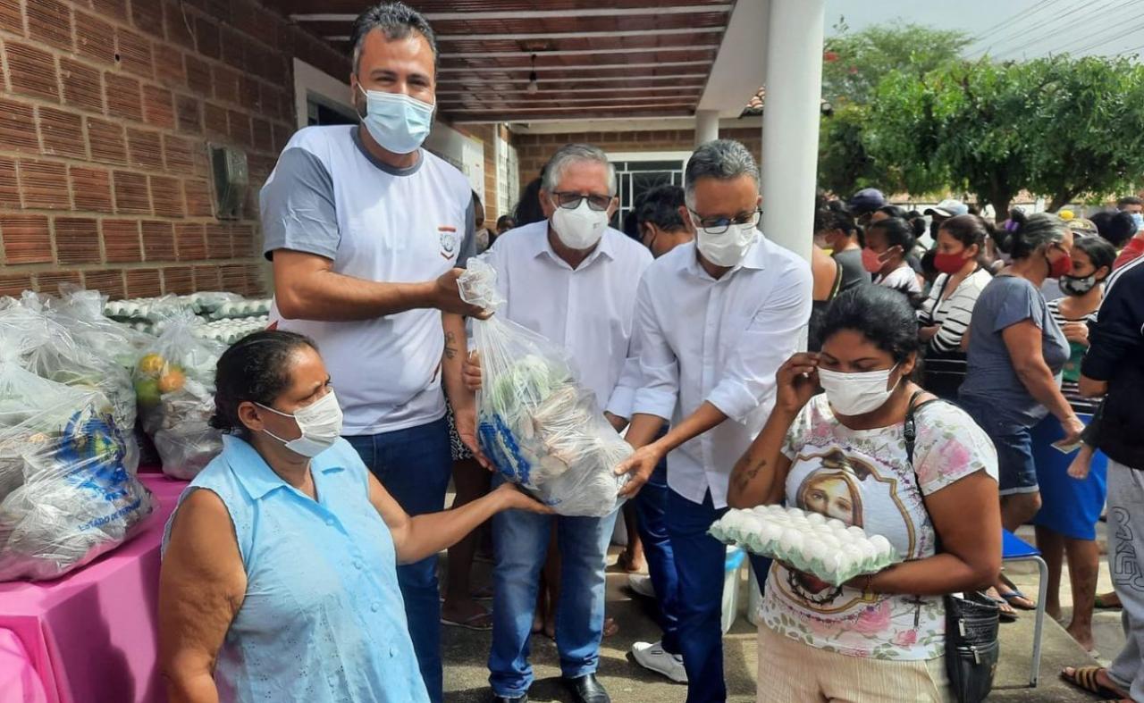 Sertânia entrega alimentos a famílias em situação de vulnerabilidade social