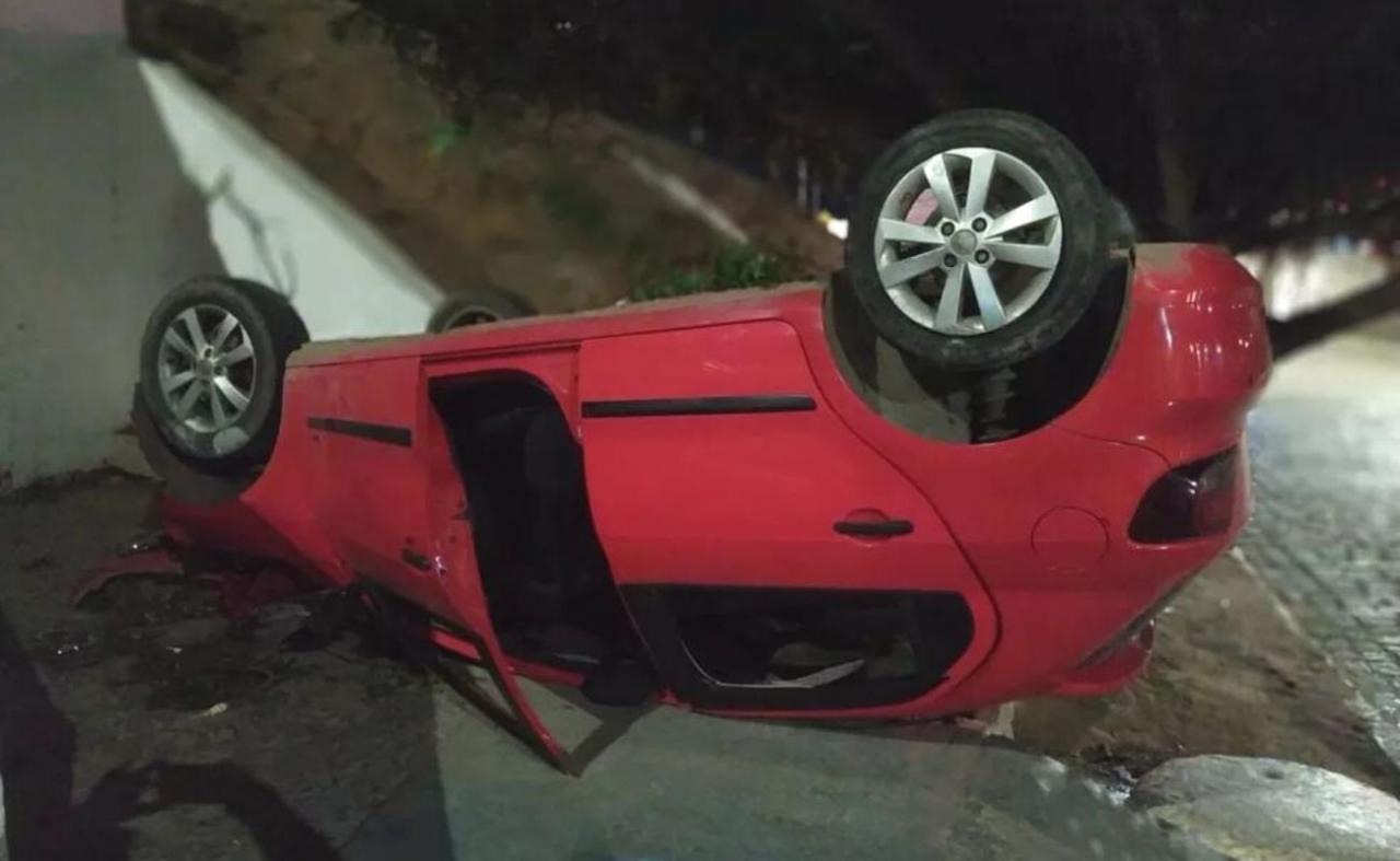 Após bater em um caminhão, motorista cai da cabeceira da ponte em Petrolina, PE