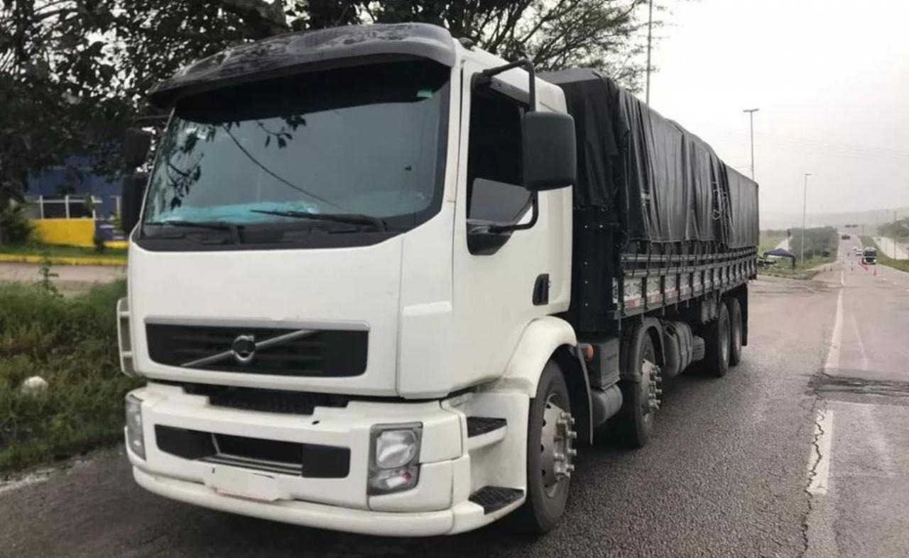 Caminhão carregado com 27 toneladas de arroz sem o documento fiscal é retido em Caruaru, PE