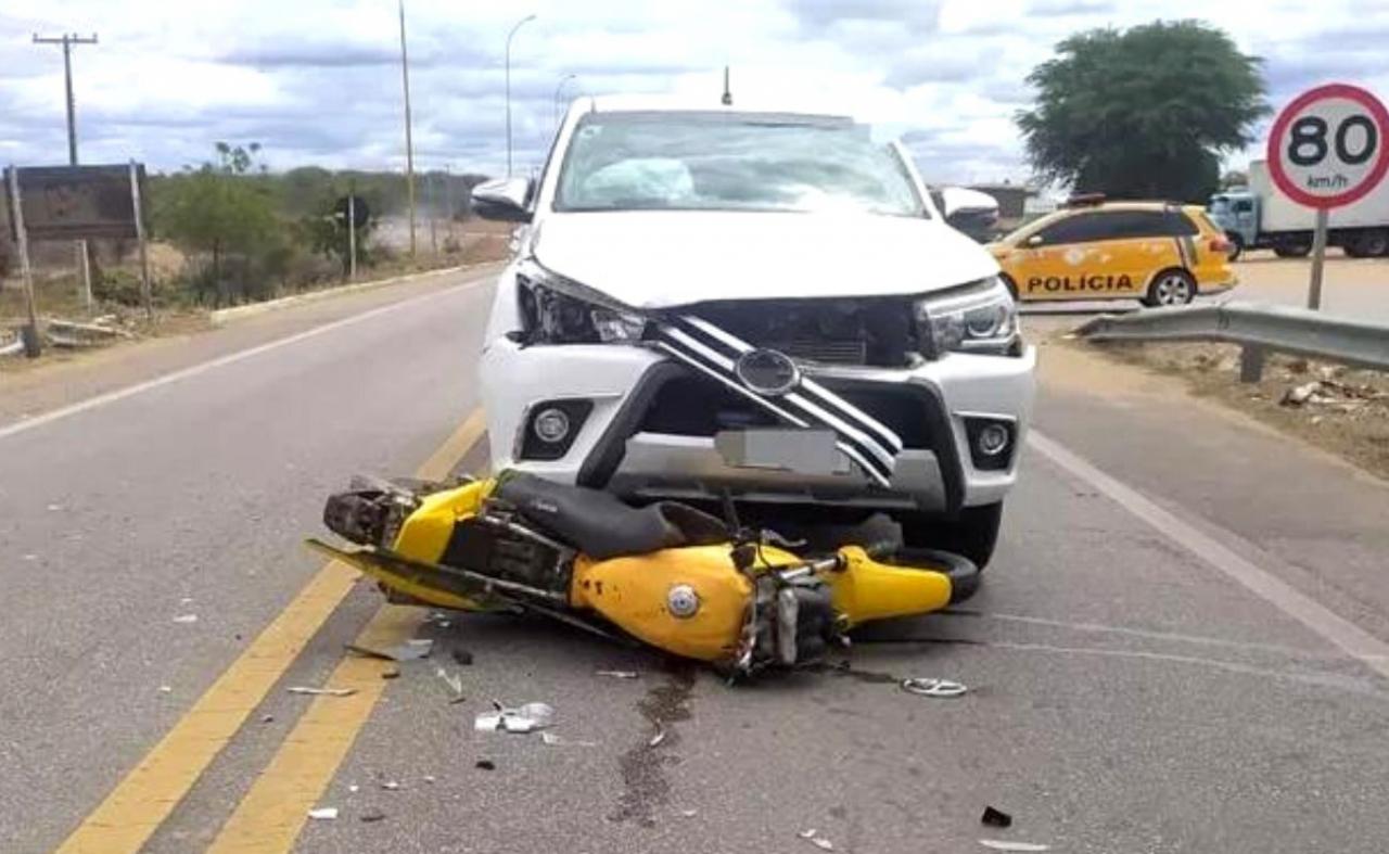 Caminhonete bate em motocicleta e deixa feridos na BR-428 em Santa Maria da Boa Vista, PE