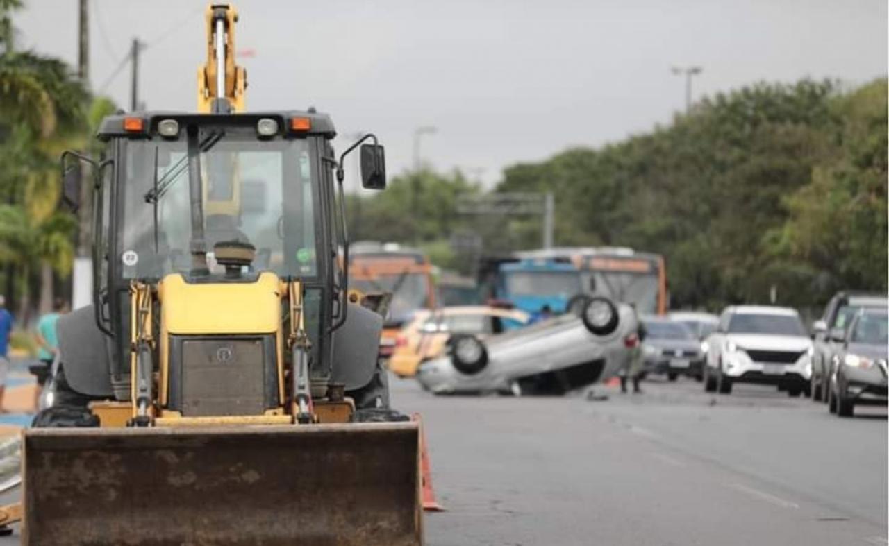 Carro capota após colidir em retroescavadeira na PE-01, no Recife, PE