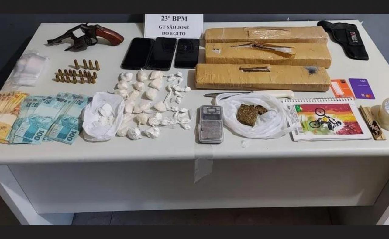 Casal é preso com maconha, cocaína e R$ 3 mil, em São José do Egito, PE