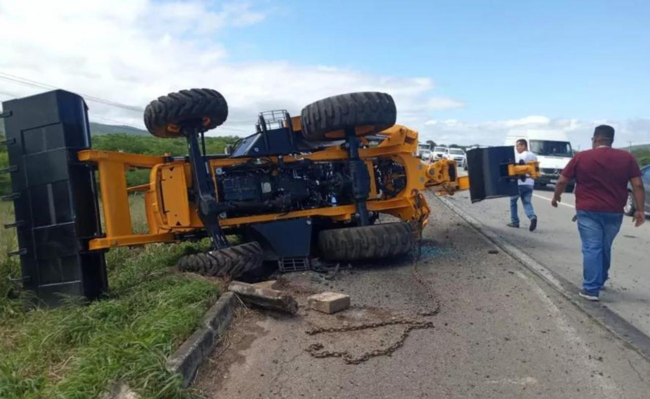 Motorista morre após perder controle de caminhão que transportava trator em Bezerros, PE