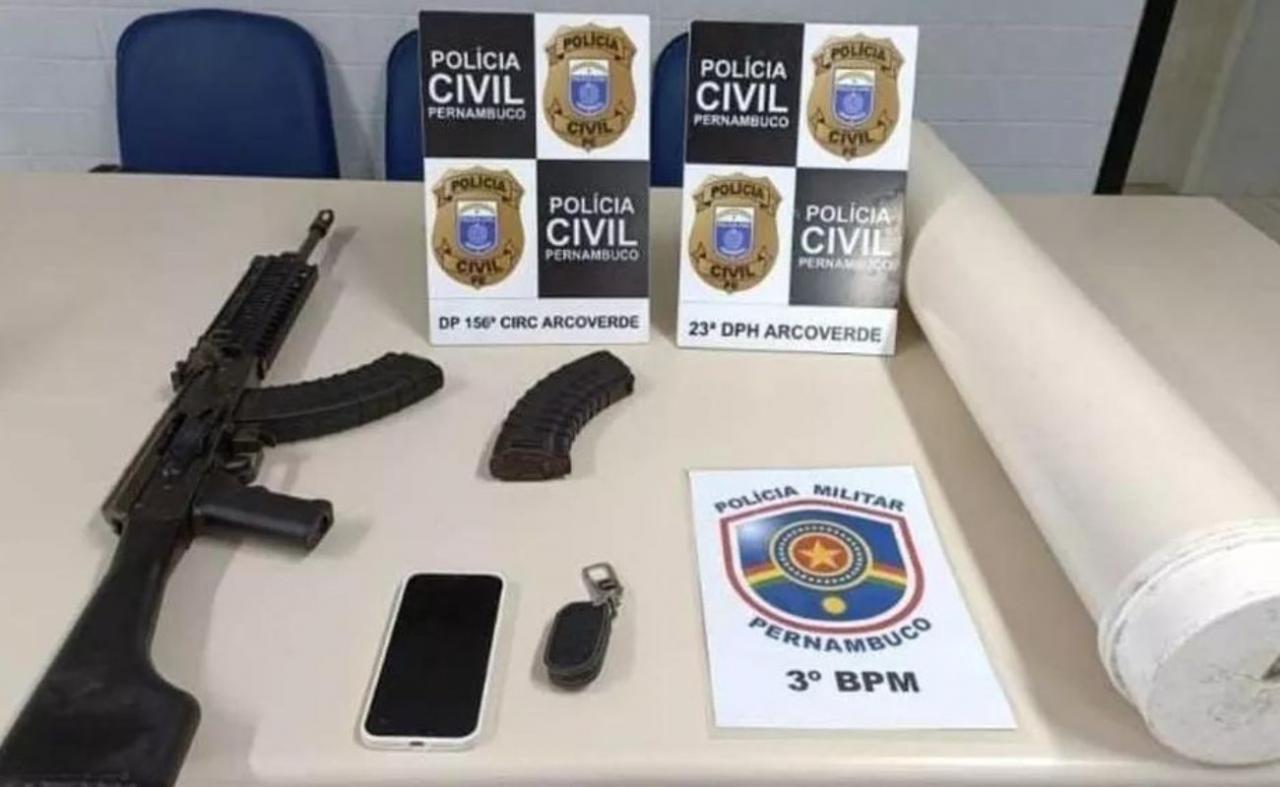 Mulher é apreendida com fuzil durante operação 'Sertão Seguro', em Arcoverde, PE