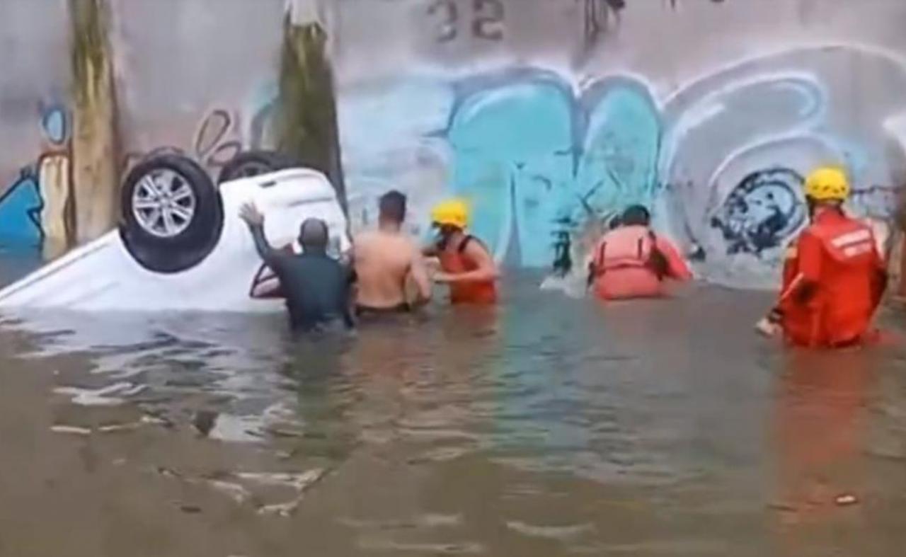 Mulher morre afogada após entrar com carro em túnel alagado, no Recife