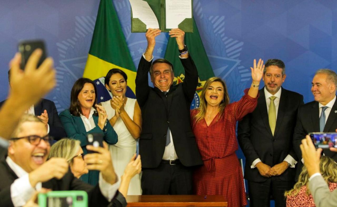 Presidente sanciona piso para enfermagem