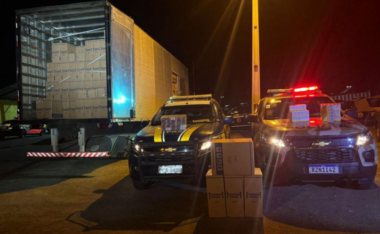 PRF apreende 800 mil maços de cigarros na BR-116, em Belém de São Francisco, PE