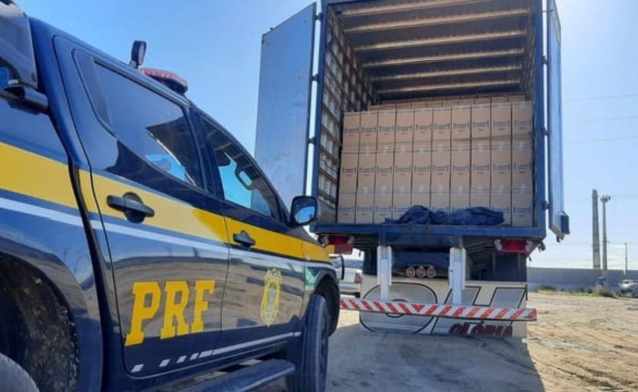 PRF apreende carga de 400 mil maços de cigarro sem nota fiscal, em Petrolina, PE