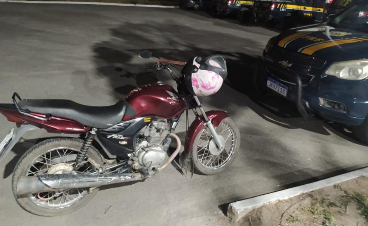 Após tentar atropelar policiais, motociclista é detido sob efeito de álcool em São Caetano, PE