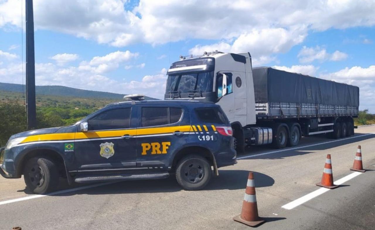 Carga de 3,3 mil pares de calçados falsificados é apreendida pela PRF em São Caetano, PE