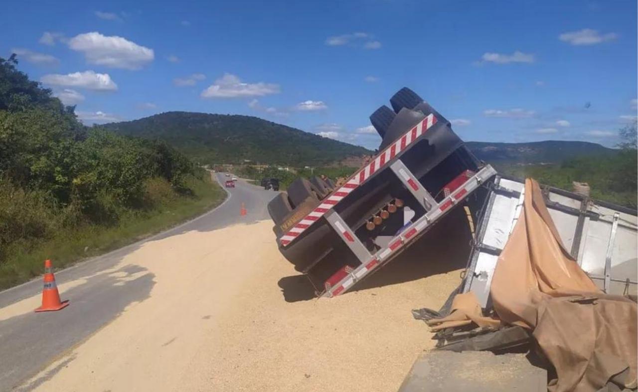 Carreta carregada com farelo de soja tomba em Taquaritinga do Norte, PE
