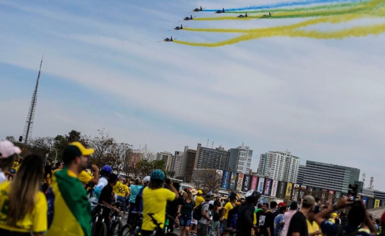 Desfile em comemoração ao Bicentenário reúne multidão na Esplanada