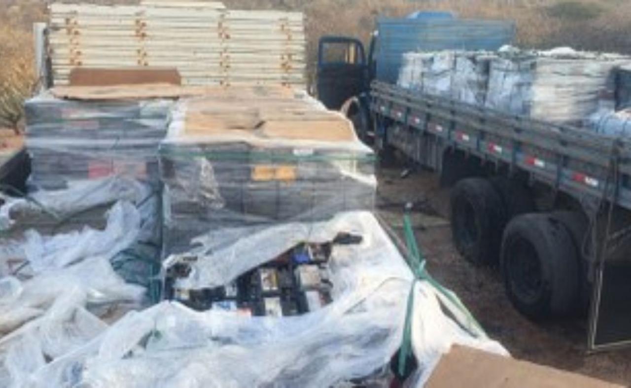 PRF e 3⁰ BPM recuperam dois caminhões e cargas roubados em Ibimirim, PE