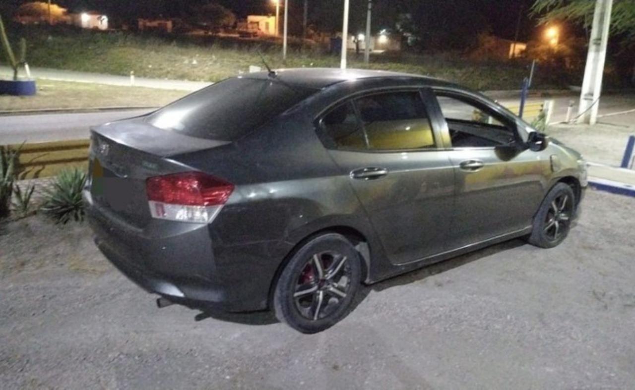 PRF recupera carro roubado e detém motorista em Sertânia, PE