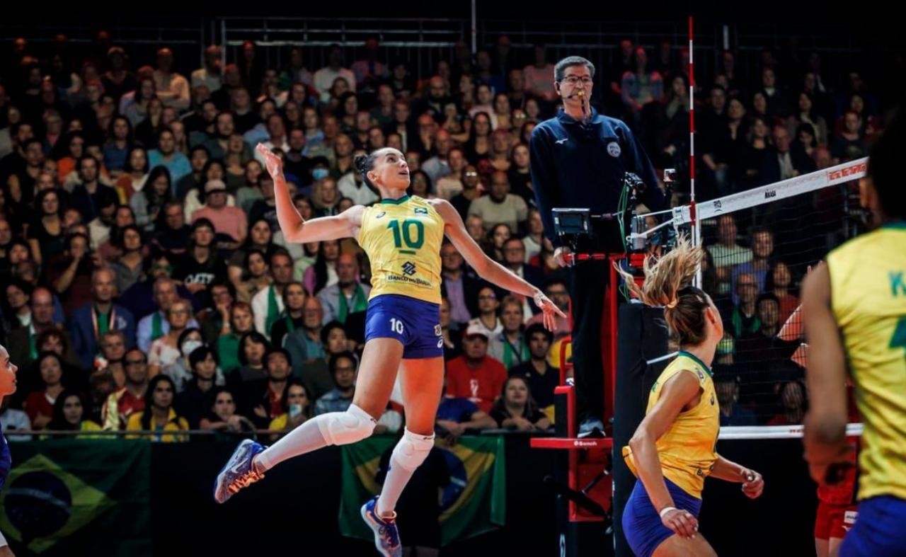 Brasil vira contra Japão e pega Itália na semi do Mundial de Vôlei