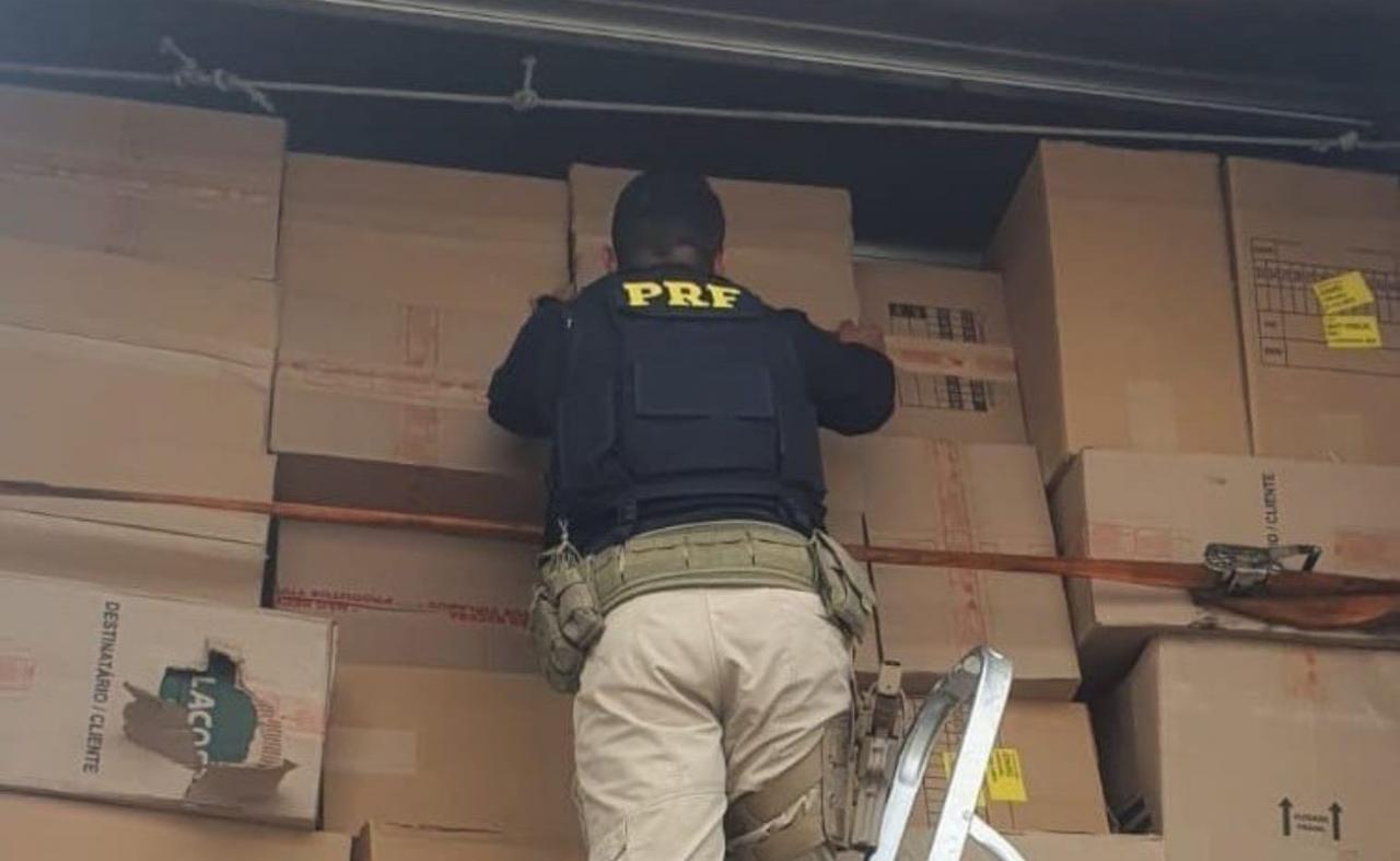 Caminhão carregado com calçados falsificados é retido pela PRF em Sertânia, PE