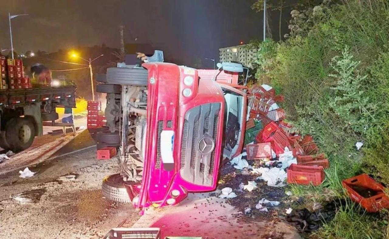 Caminhão com frutas tomba na BR-232, no Grande Recife