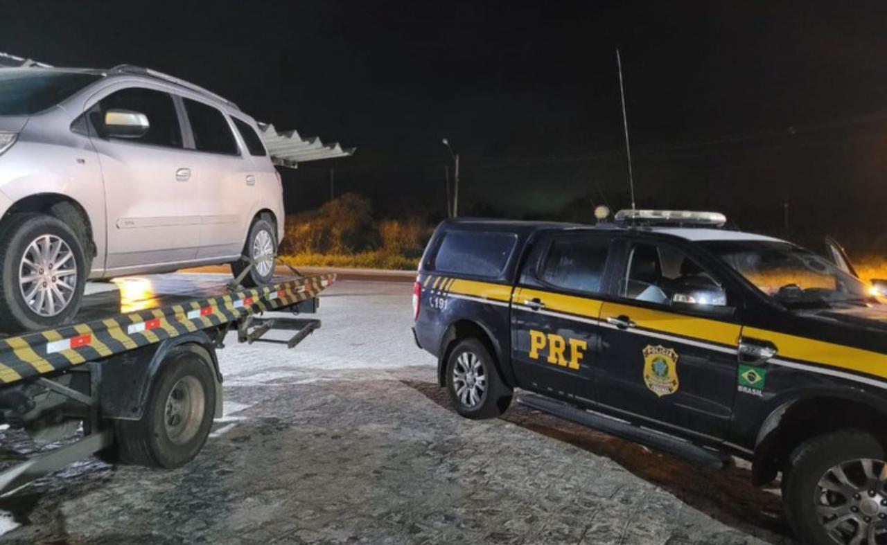 Carro roubado é recuperado pela PRF na Serra das Russas em Gravatá, PE