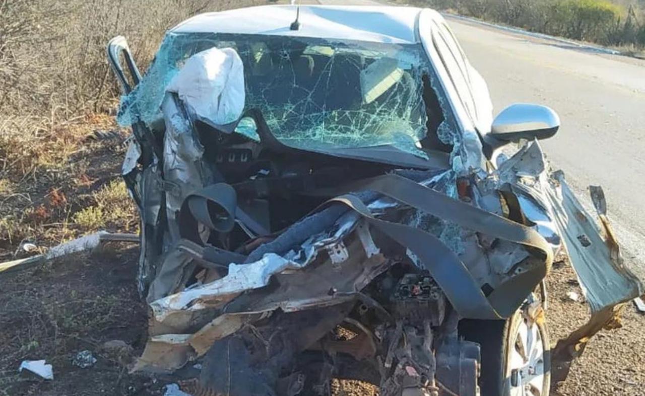 Carro tem frente destruída após se envolver em acidente na BR-116 em Belém do São Francisco, PE