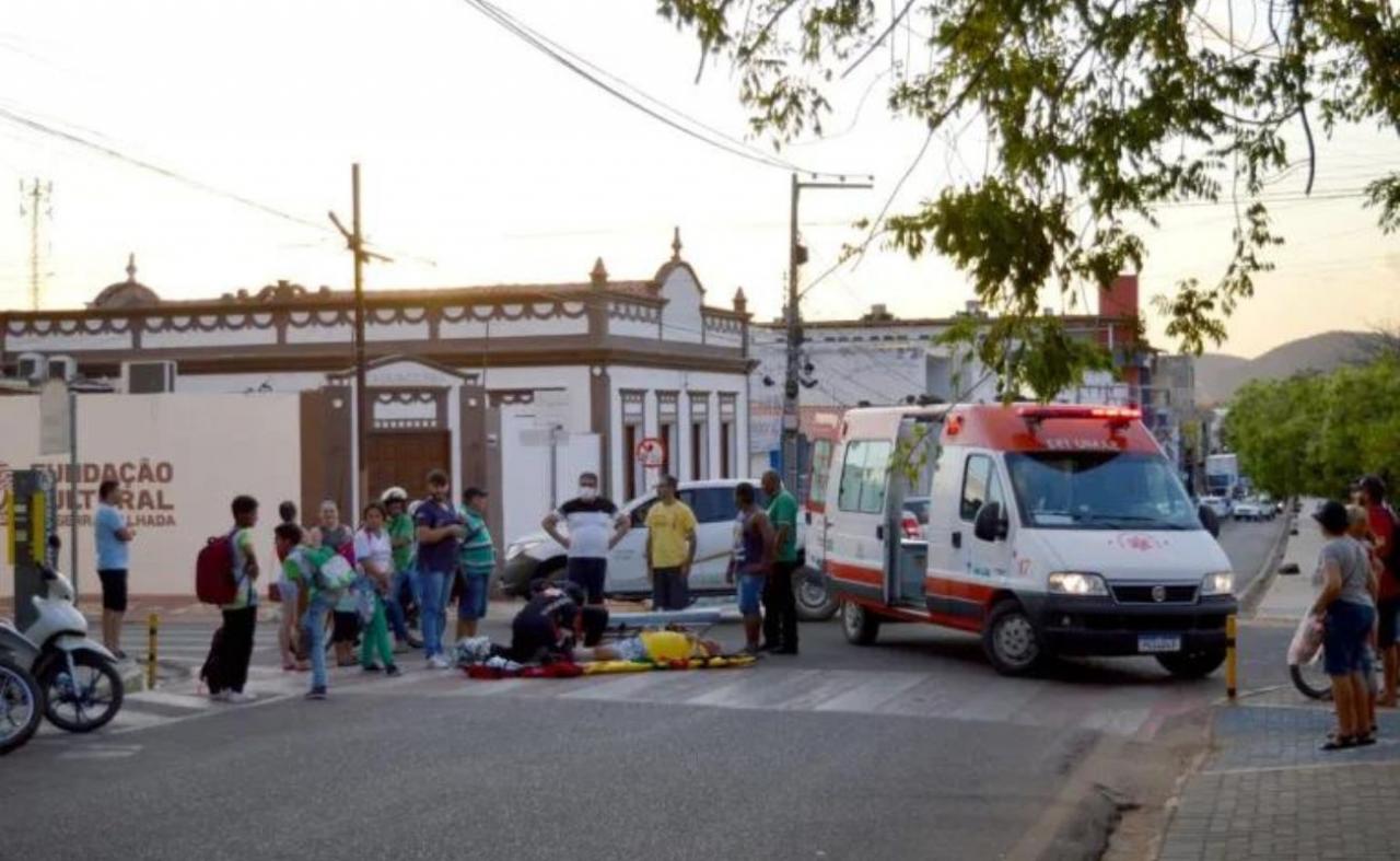 Colisão entre carro e moto deixa idoso ferido em Serra Talhada, PE
