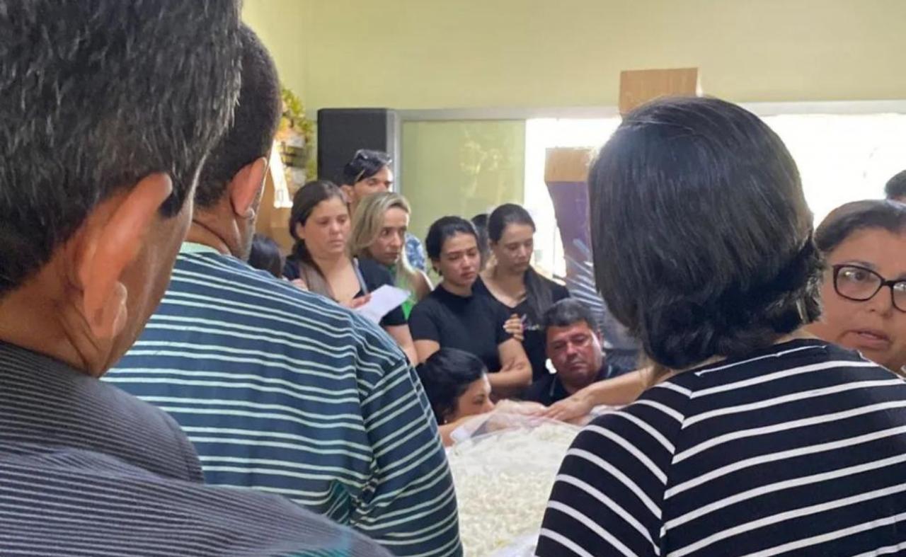 Corpo de Fernando Lucena, marido de Raquel Lyra, é velado e sepultado em Caruaru, PE