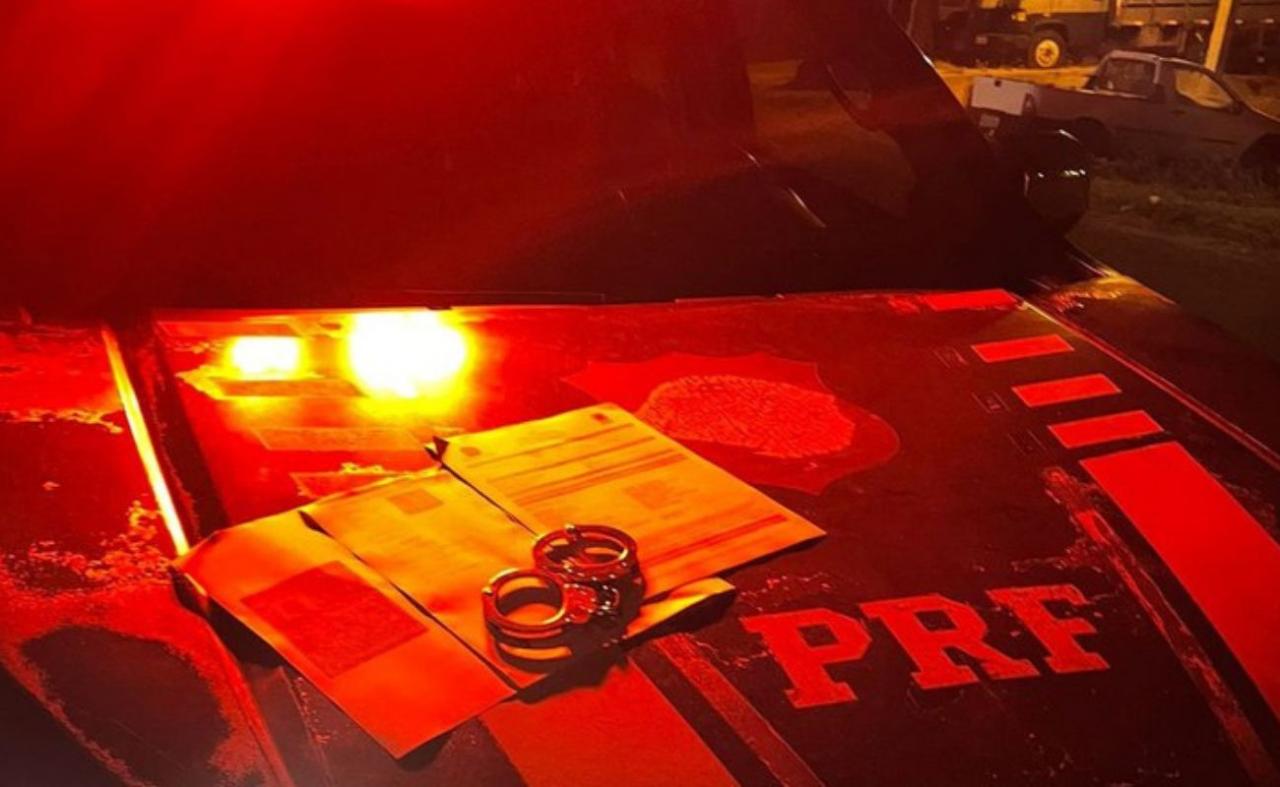 Homem é preso após apresentar CRLV falso para liberar veículo retido pela PRF, em Salgueiro, PE